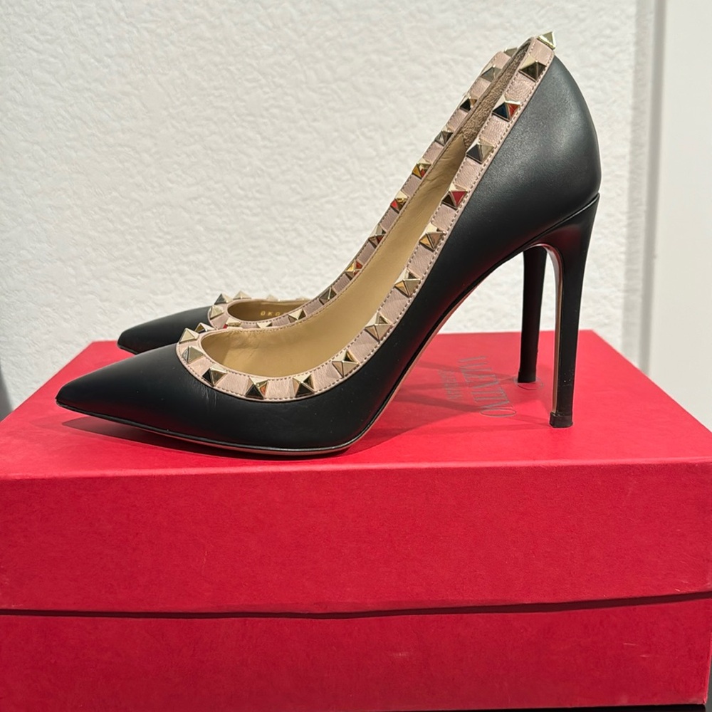 Valentino Garavani Rockstud Pumps Size 6.5 Black Leather